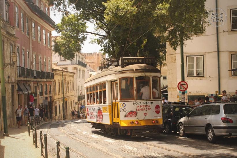 Tram in der Alfama Lissabon Tram in der Alfama Lissabon