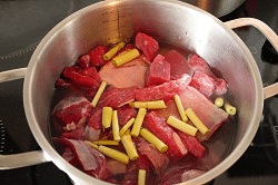 Das Fleisch für die Suppe zunächst kochen Das Fleisch für die Suppe zunächst kochen