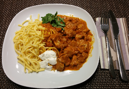 Fertiges Hähnchen-Paprikas mit Sauerrahm Fertiges Hähnchen-Paprikas mit Sauerrahm