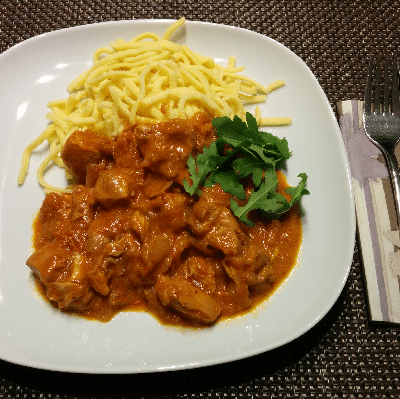Fertiges Hähnchen-Paprikás