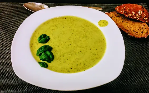 Zucchini-Curry-Suppe mit Parmesan