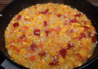 Gemüsebrühe zum Risotto angießen Gemüsebrühe zum Risotto angießen