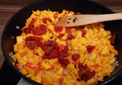 Kürbis und Tomaten hinzufügen Kürbis und Tomaten hinzufügen