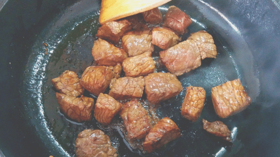 Das Fleisch in der Pfanne scharf anbraten Das Fleisch in der Pfanne scharf anbraten