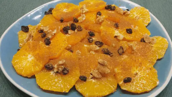 Orangen-Dessert mit Nüssen und Zimt bestreuen