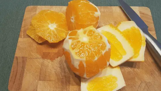 Orangen schälen