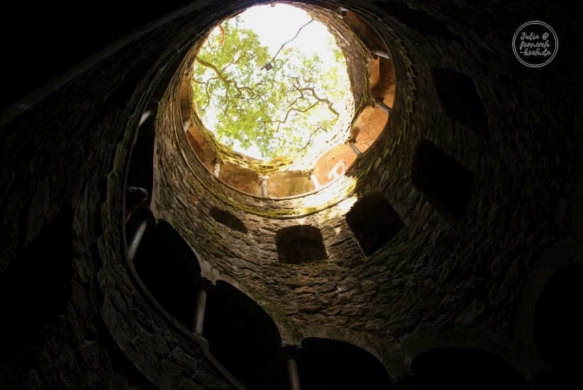 Brunnen von unten in der Quinta da Regaleira - Sintra Brunnen von unten in der Quinta da Regaleira - Sintra