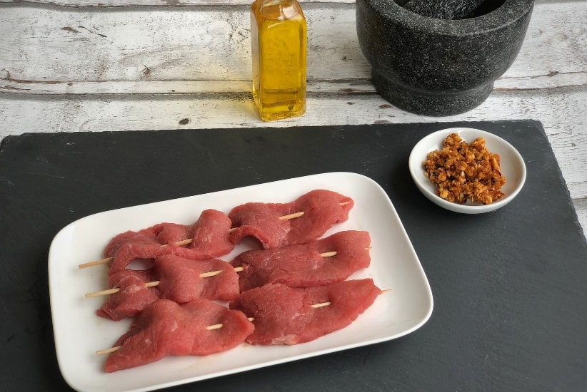 Das Fleisch mit Suya Gewürz marinieren Das Fleisch mit Suya Gewürz marinieren