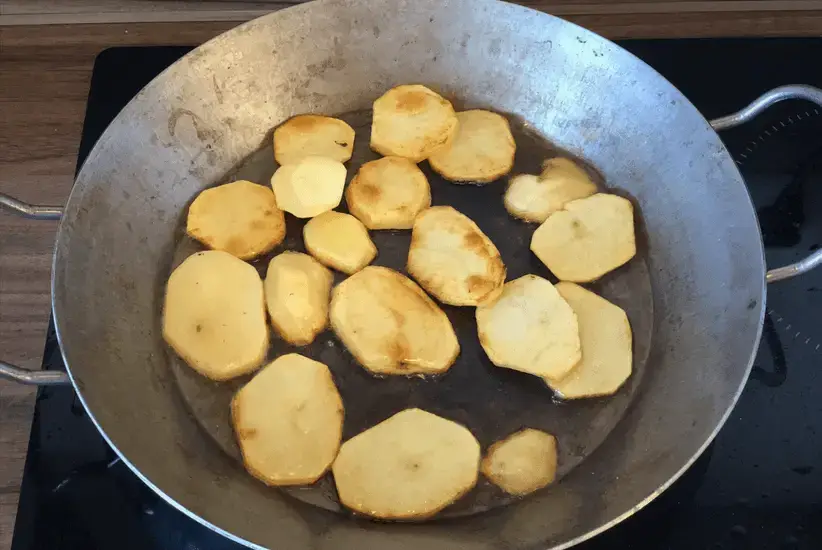Kartoffeln für Tumbet anbraten