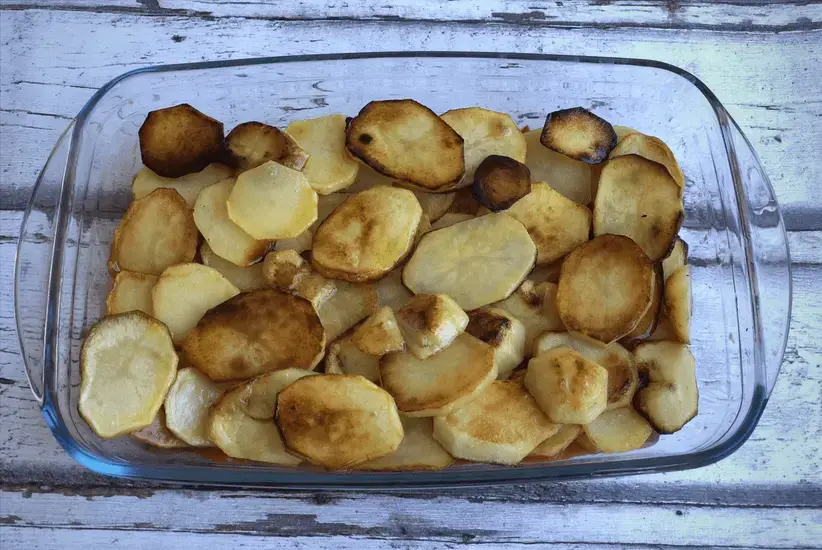 Kartoffeln in der Auflaufform schichten