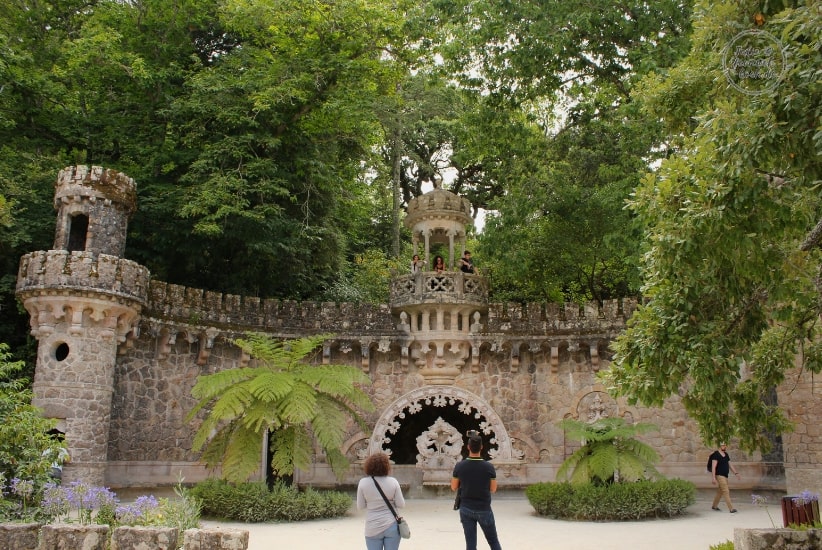 Monument im Park der Quinta da Regaleira - Sintra Monument im Park der Quinta da Regaleira - Sintra