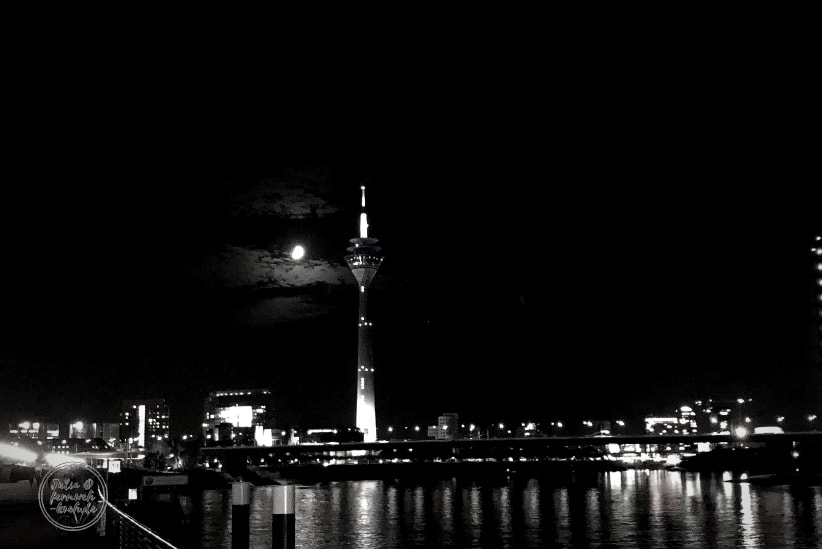 Düsseldorfer Rheinturm bei Nacht Düsseldorfer Rheinturm bei Nacht