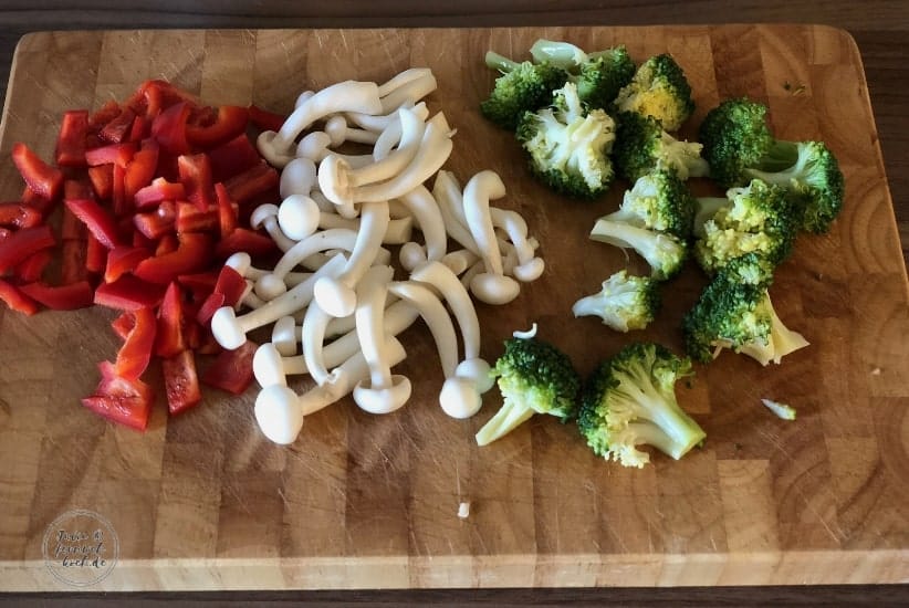 Udon Gemüse klein schneiden Udon Gemüse klein schneiden