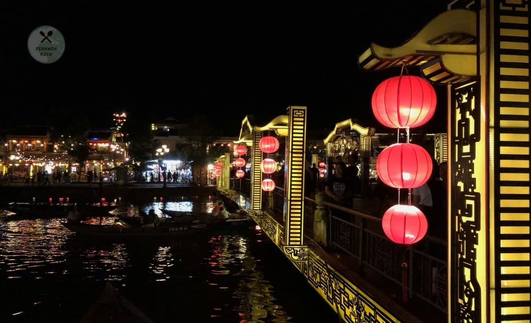 Laternen auf der beleuchteten Brücke in Hoi An Laternen auf der beleuchteten Brücke in Hoi An