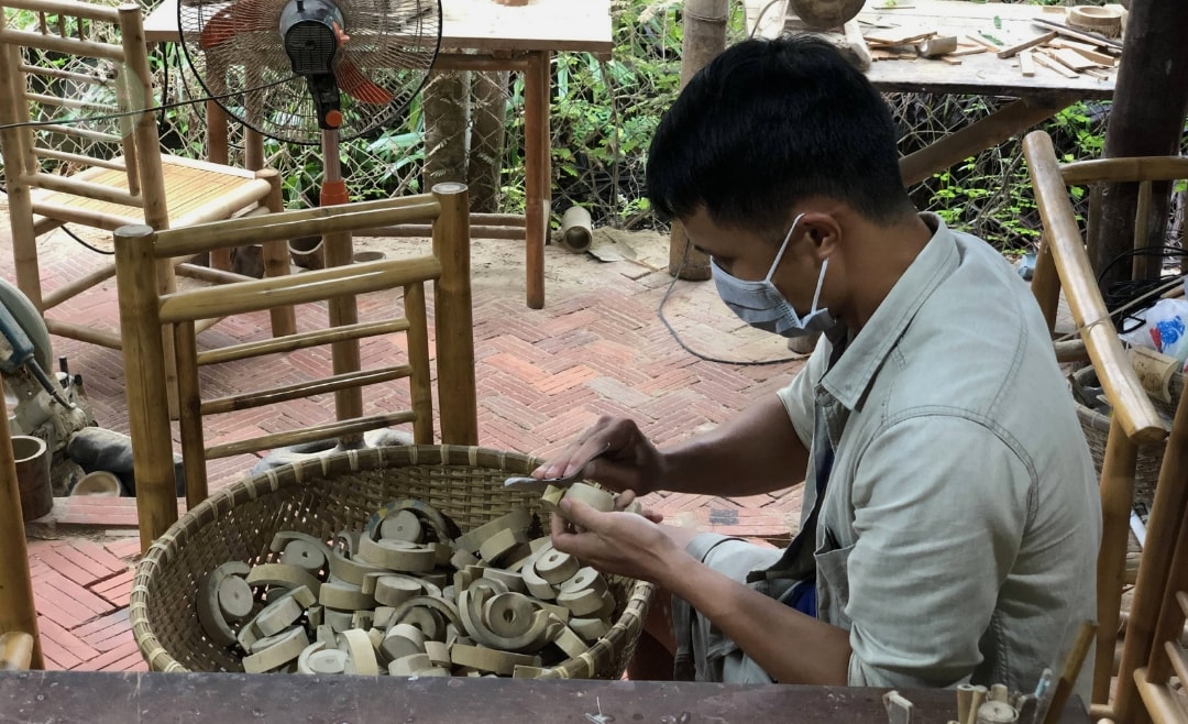 Mann bearbeitet Holzstücke in Hoi An-min Mann bearbeitet Holzstücke in Hoi An-min