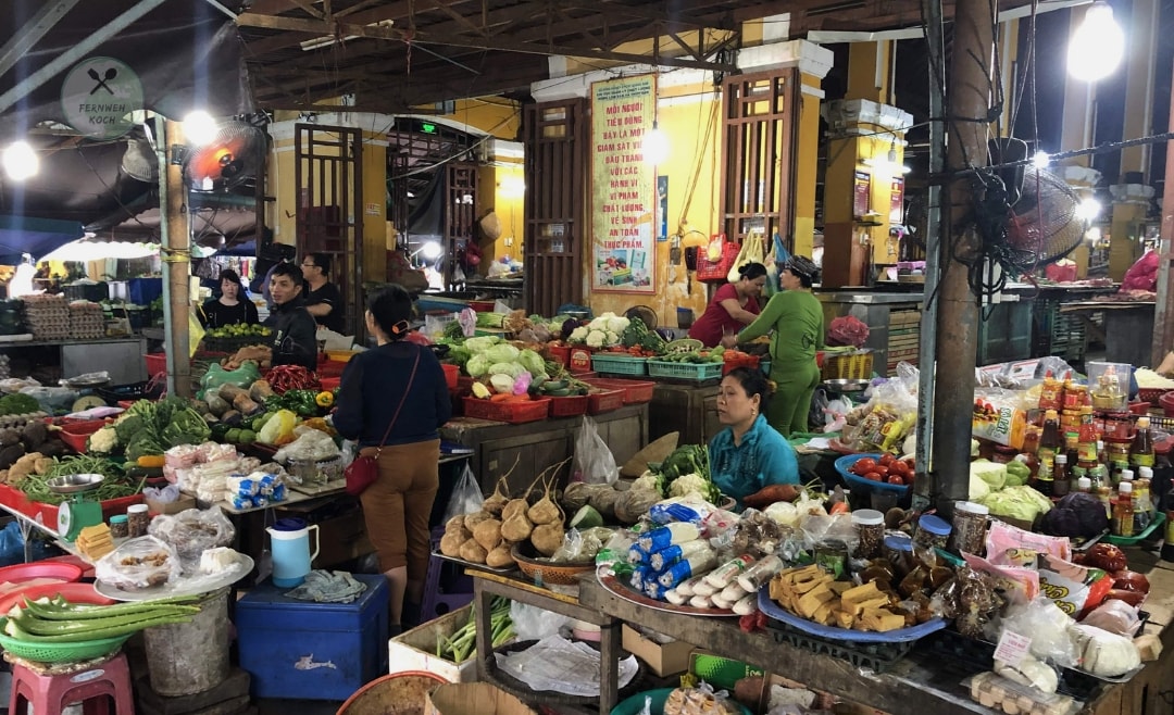 Verkäufer auf dem Morning Market in Hoi An Verkäufer auf dem Morning Market in Hoi An