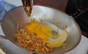 Ei zum Pad Thai geben und mixen