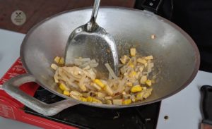 Reisnudeln zum Pad Thai geben