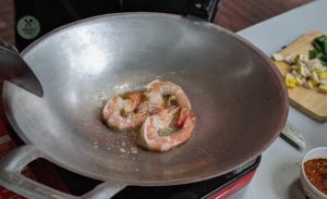 Shrimps für Pad Thai anbraten