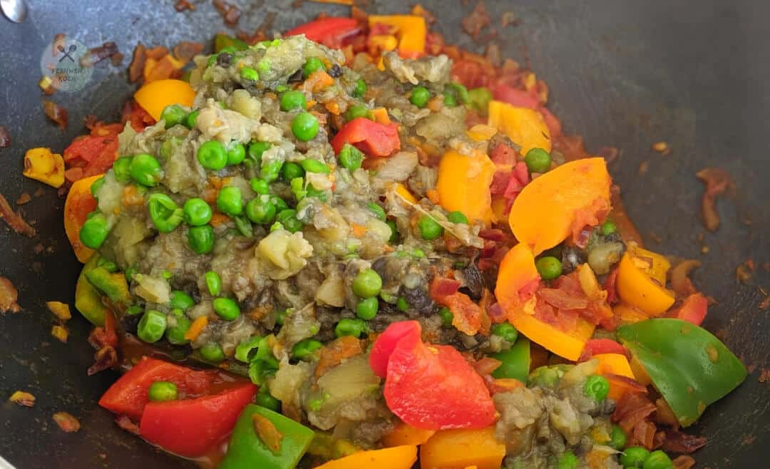 Gemüsemasse zum Pav Bhaji geben Gemüsemasse zum Pav Bhaji geben
