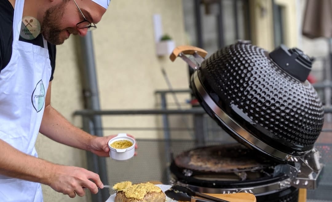 Henrik steht am Grill Henrik steht am Grill