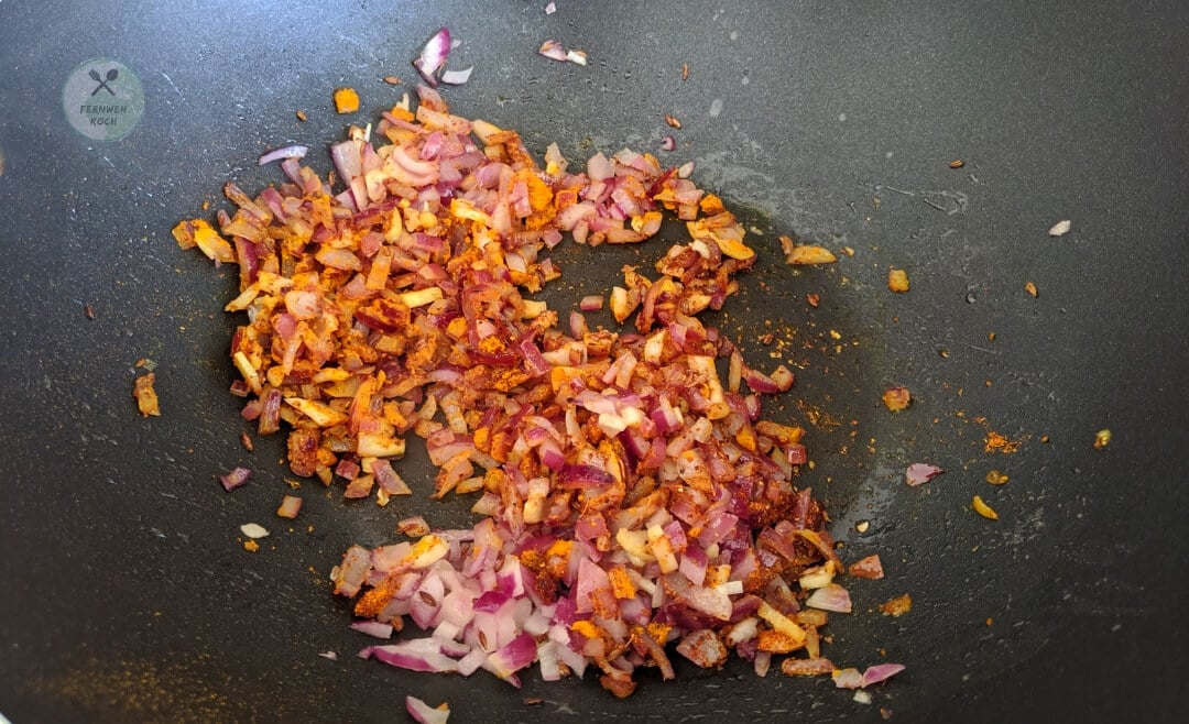 Knoblauch und Zwiebeln mit Kurkuma für Pav Bhaij anbraten Knoblauch und Zwiebeln mit Kurkuma für Pav Bhaij anbraten