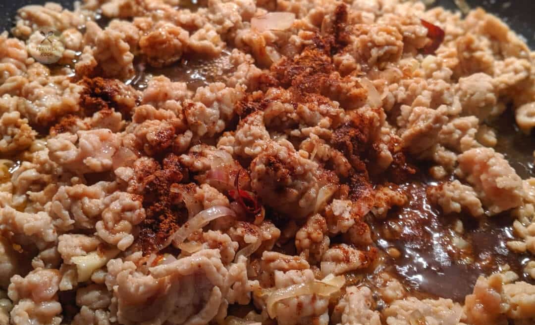 Hackfleisch und Gewürze für die Danzai Nudeln dazu geben Hackfleisch und Gewürze für die Danzai Nudeln dazu geben