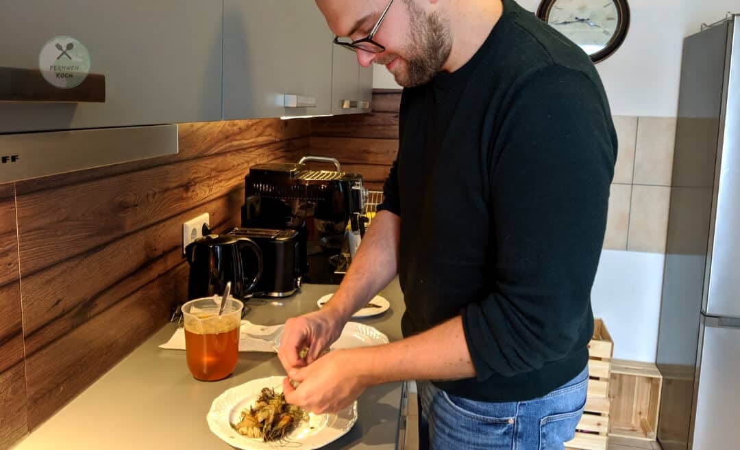 Henrik schält die Garnelen für die Danzai Nudelsuppe Henrik schält die Garnelen für die Danzai Nudelsuppe