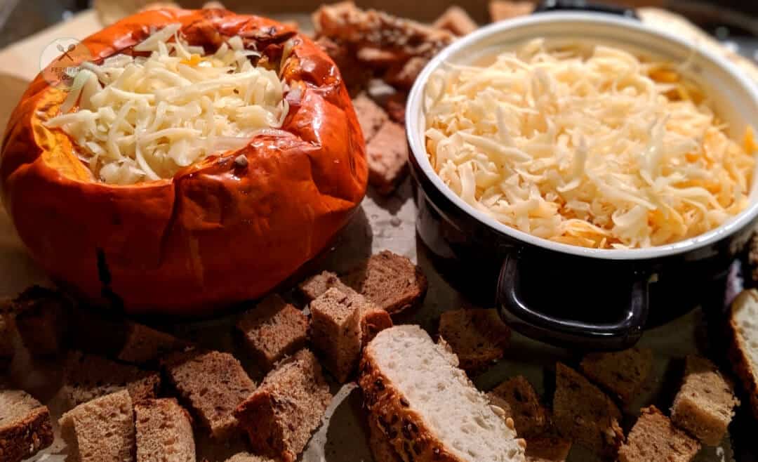 Put the pumpkin with cheese and bread in the oven Put the pumpkin with cheese and bread in the oven