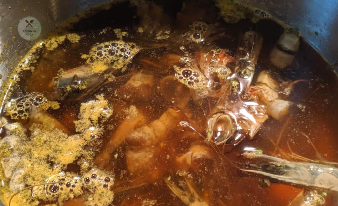 Shrimps für die Danzai Nudeln im Sud kochen Shrimps für die Danzai Nudeln im Sud kochen