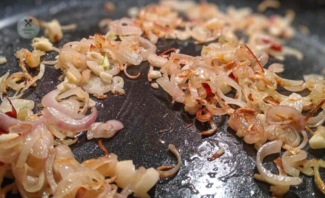Zwiebeln und Knoblauch anbraten Zwiebeln und Knoblauch anbraten