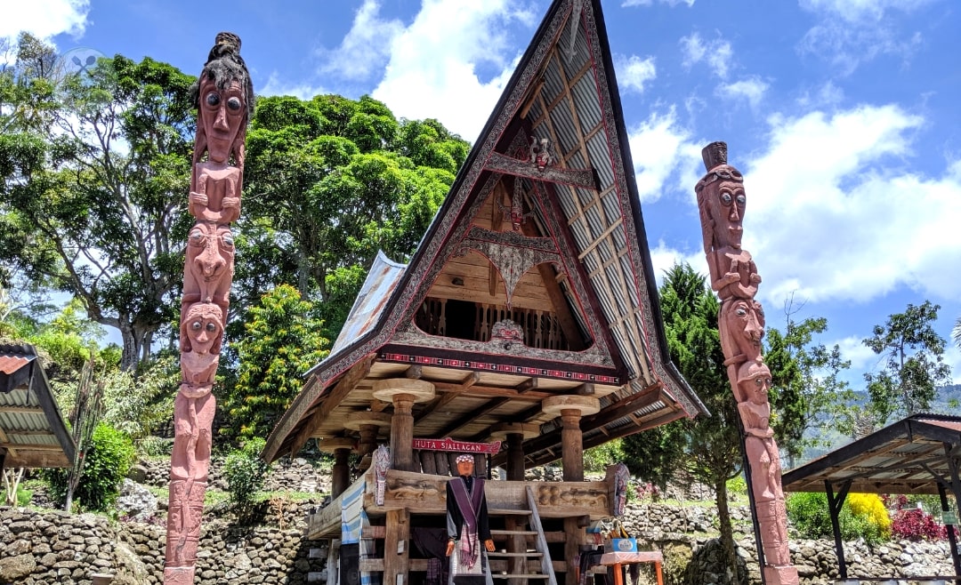 Batak Haus im Museum auf Samosir im Lake Toba-min Batak Haus im Museum auf Samosir im Lake Toba-min