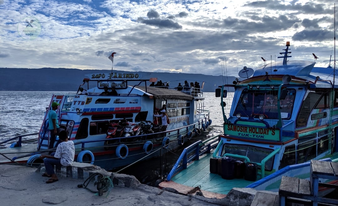 Die Fähre nach Tuk Tuk auf Samosir Lake Toba-min Die Fähre nach Tuk Tuk auf Samosir Lake Toba-min