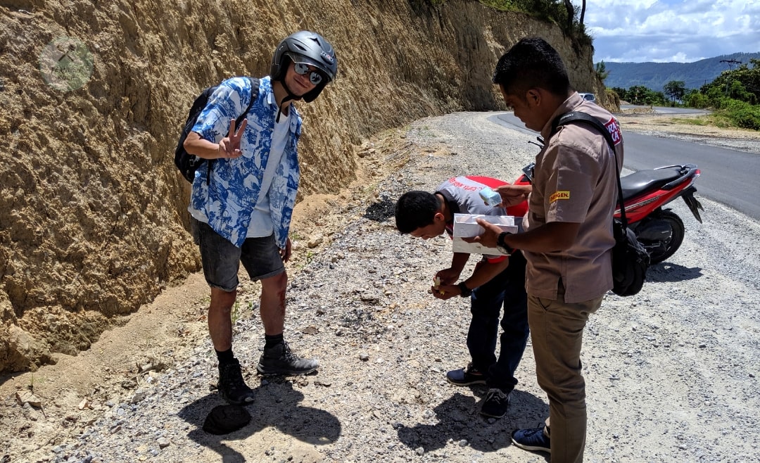 Ein kleiner Roller Unfall am Lake Toba-min Ein kleiner Roller Unfall am Lake Toba-min
