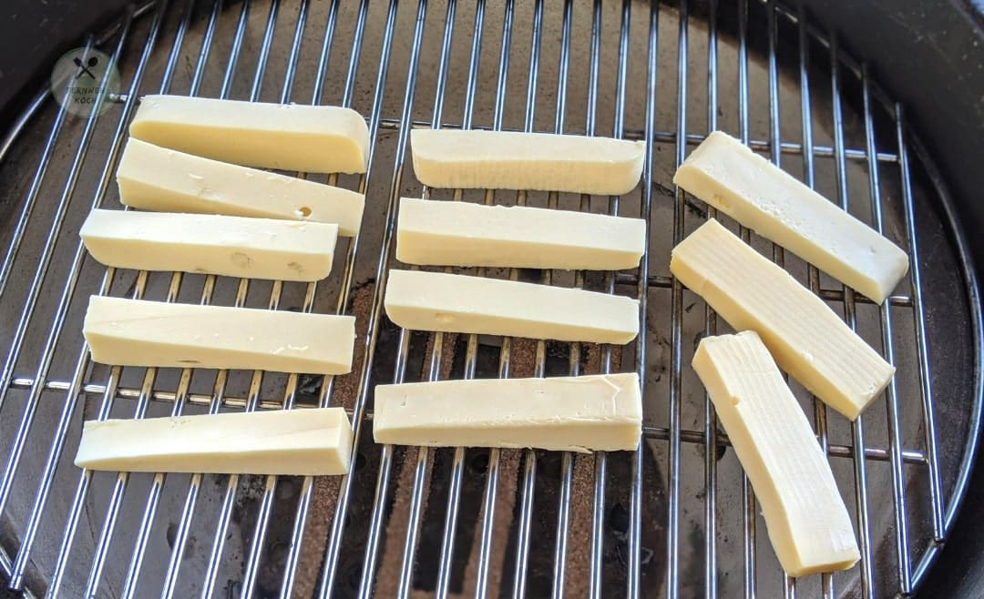 Käse Sticks liegen zum Räuchern auf dem Grill Käse Sticks liegen zum Räuchern auf dem Grill