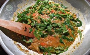Als letztes Spinat zum Palak Dal hinzufügen