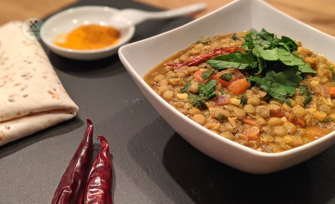 Fertiges Palak Dal mit Spinat und Linsen Fertiges Palak Dal mit Spinat und Linsen