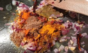Indische Gewürze zum Palak Dal geben