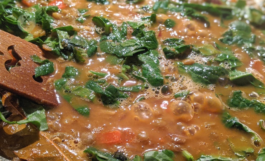 Spinat köchelt zusammen mit dem Palak Dal Spinat köchelt zusammen mit dem Palak Dal