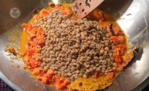Weiche Linsen zum indischen Palak Dal geben