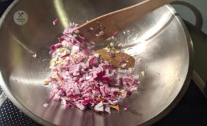 Zwiebeln, Knoblauch Ingwer und Lorbeer anbraten