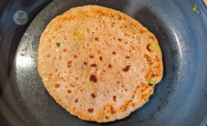 Aloo Paratha in einer Pfanne anbraten