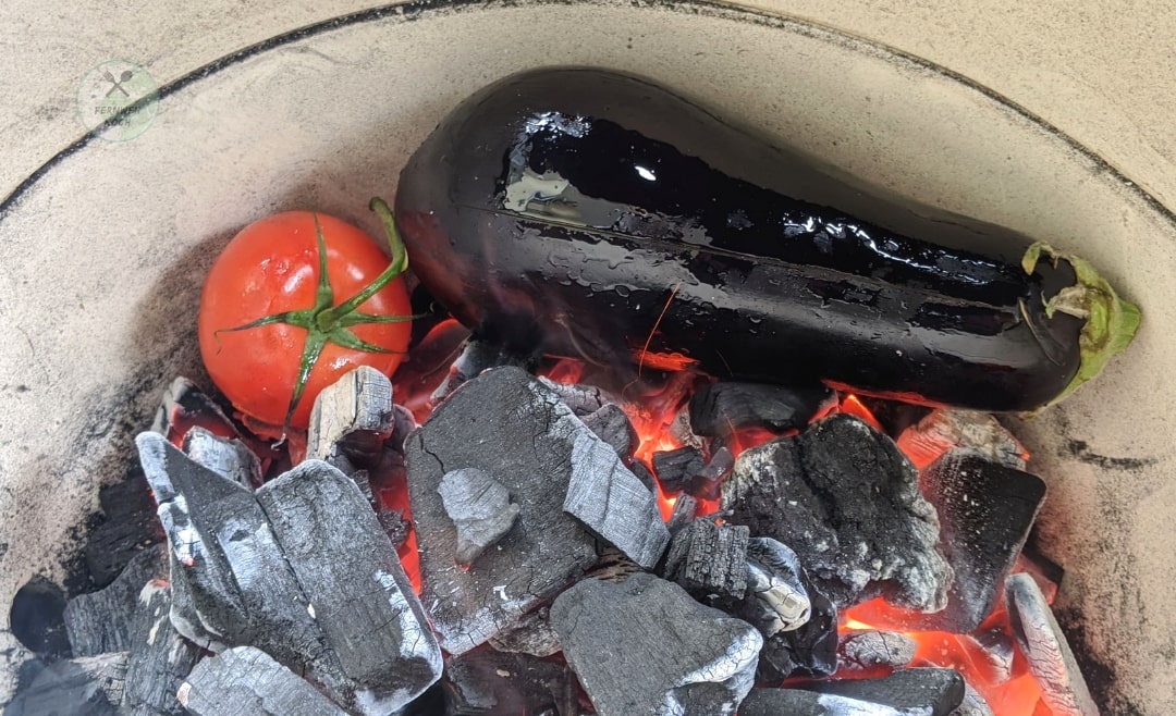 Aubergine und Tomaten in der Glut Aubergine und Tomaten in der Glut