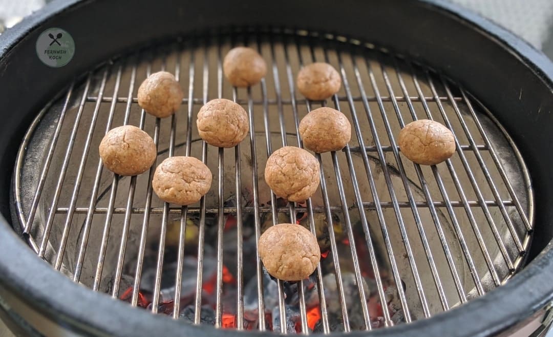 Baati Bällchen auf dem Grillrost Baati Bällchen auf dem Grillrost