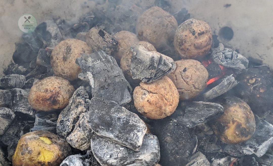 Litti und Kartoffeln in der heißen Glut Litti und Kartoffeln in der heißen Glut