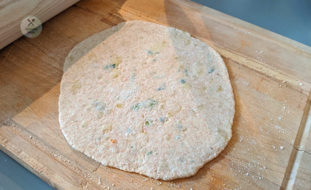 Das Aloo Paratha ausrollen Das Aloo Paratha ausrollen