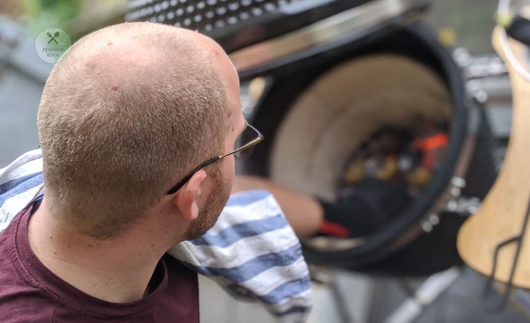 Aufpassen, dass nichts auf dem Grill anbrennt Aufpassen, dass nichts auf dem Grill anbrennt