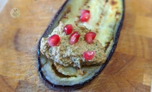 Die Aubergine mit der Walnusscreme bestreichen