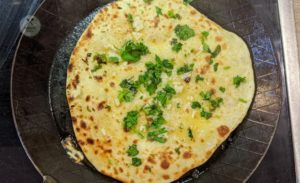 Garlic Naan von allen Seiten anbraten