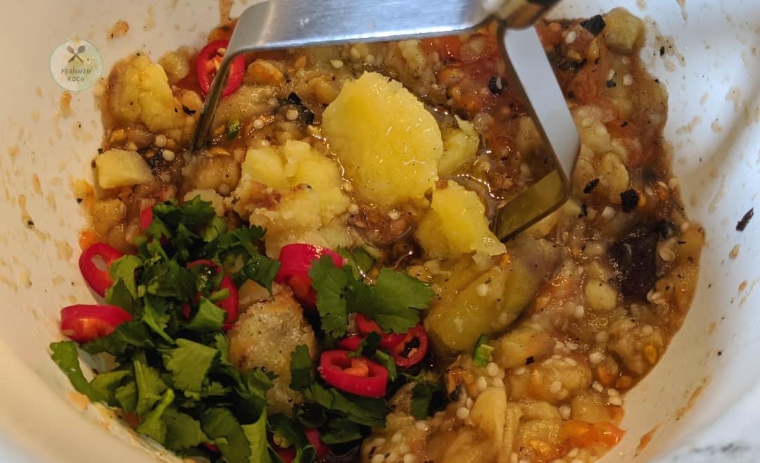 Geröstetes Gemüse mit Kräutern zum Chokha mischen Geröstetes Gemüse mit Kräutern zum Chokha mischen